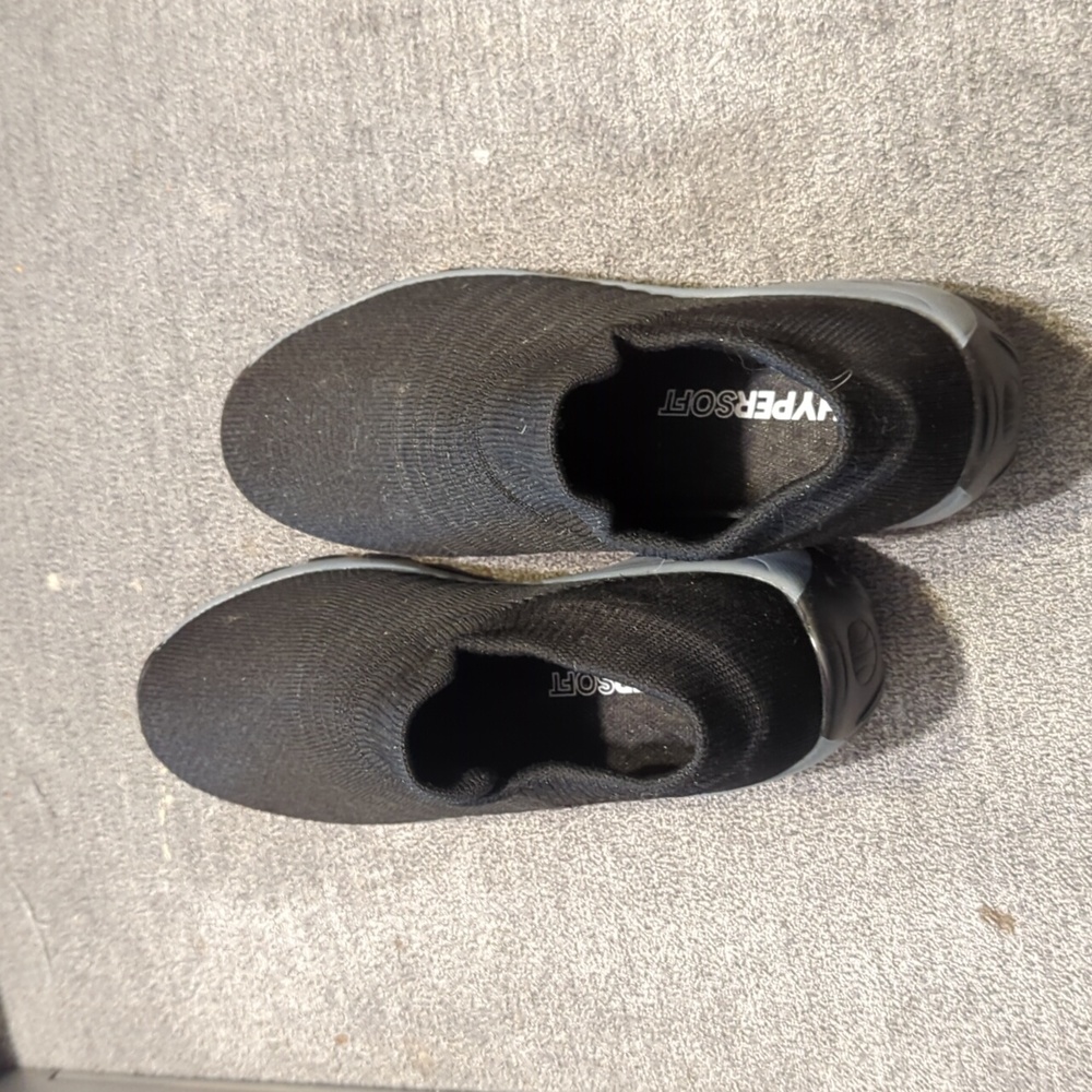 Women's black casual sneaker size 5